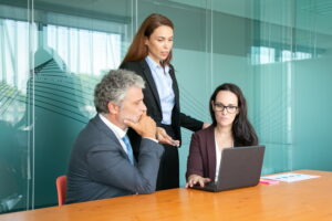 Komputer taki jak Lenovo ThinkPad P1 Gen 3 to dysk o pojemności 512 GB i procesor Core I7, czyli procesor o sześciu rdzeniach, to także system Windows 10 PRO i 16 gigabajtów pamięci RAM